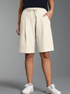 Shorts in Piqué-Qualität mit modischen Falten Natur
