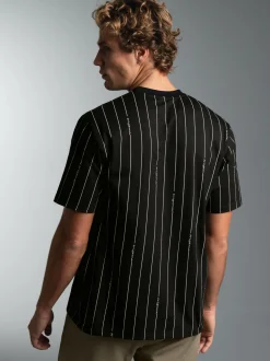 T-Shirt mit Allover Streifen-Muster Schwarz