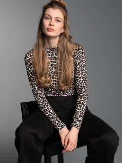 Turtleneck Shirt mit Allover-Leo-Muster Haselnuss